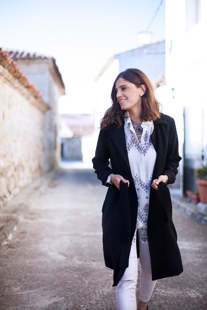 photo black and white-balamoda-streetstyle27_zpshljsojnj.jpg