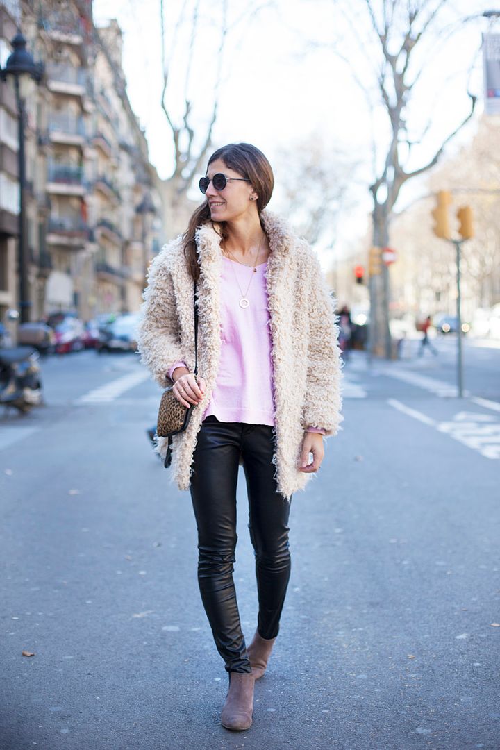  photo pink_sweater-leather_pants-streetstyle-balamoda12_zpsty2fgpmh.jpg