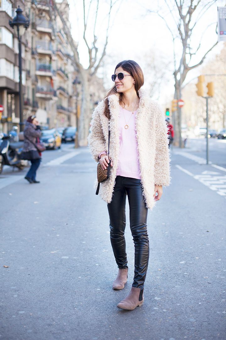  photo pink_sweater-leather_pants-streetstyle-balamoda13_zpscl4a72nh.jpg