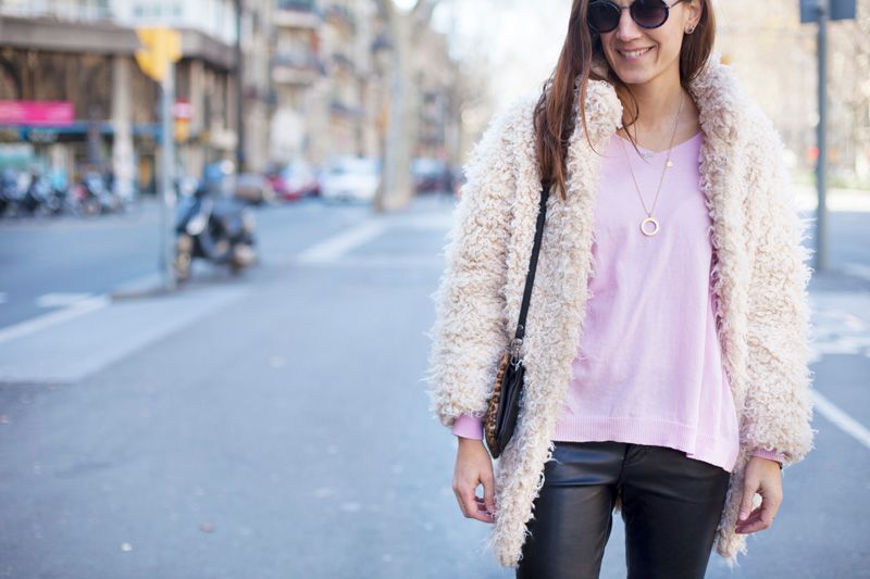  photo pink_sweater-leather_pants-streetstyle-balamoda15_zpsbmofkjqw.jpg