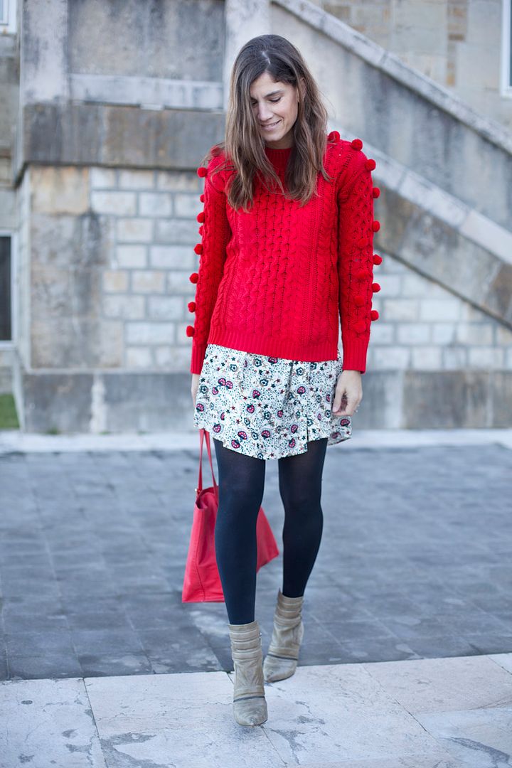  photo red_sweater-printed_dress-balamoda-streetstyle79_zpscf6a3701.jpg